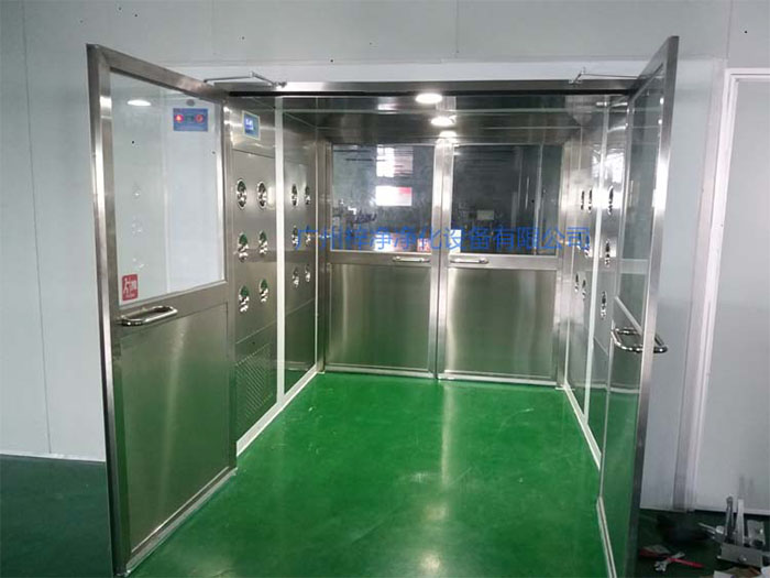 貨淋室主要用于物料表面的除塵，常用于生產線或倉庫的出口處。