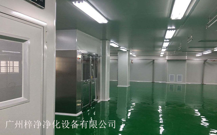 風淋室安裝在潔凈室入口是確保潔凈室、提高工作效率和保障人員安全的重要措施。