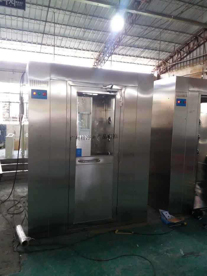 將風淋室設置在緩沖間的入口處