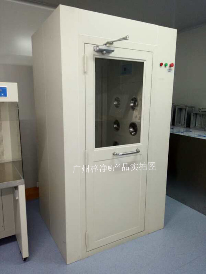 風淋室運行過程中產(chǎn)生的噪音可能會對操作人員造成不適，影響工作效率。