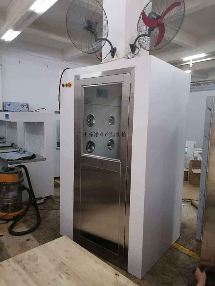 風(fēng)淋室的外殼尺寸，包括長度、寬度和高度。