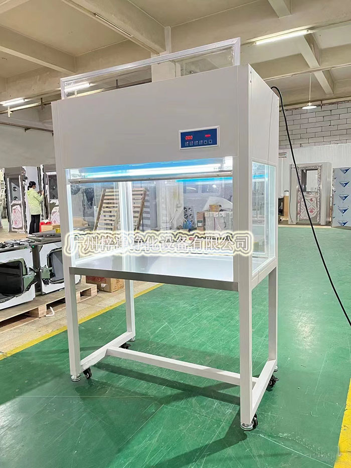 超凈工作臺的外圍進風口設有高效空氣過濾器（HEPA），HEPA高效過濾器能夠濾除空氣中99.97%以上的0.3微米以上的顆粒物